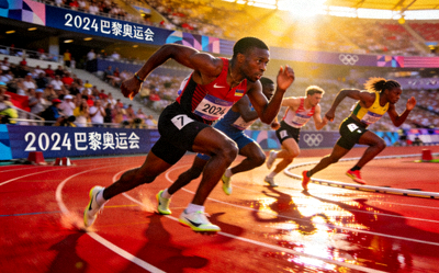 巴黎奥运会田径赛场运动员百米冲刺的激烈竞争画面