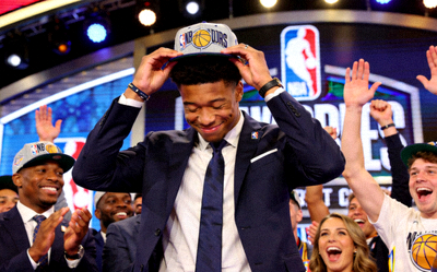 NBA选秀大会现场新秀球员戴上球队帽子的激动时刻