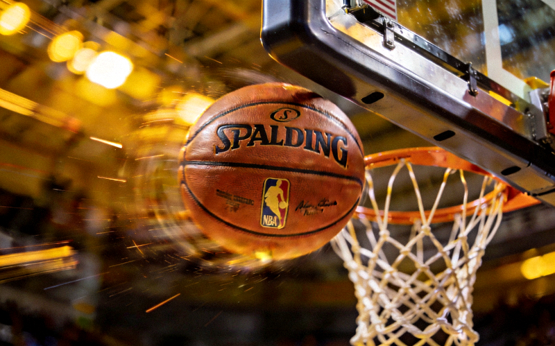 NBA总决赛篮球在空中飞向篮筐的特写镜头